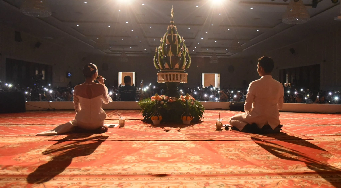 สว่างไสวเปี่ยมศรัทธา! คณะอุตสาหกรรมบริการร่วมกันสร้าง “ทะเลดาว” แทนการจุดเทียนรับขวัญน้องใหม่ใน “พิธีบายศรีสู่ขวัญ” ปี 2569