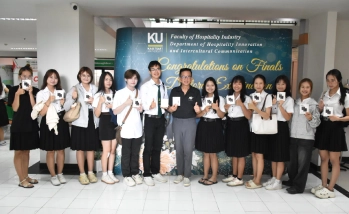 คณบดีคณะอุตสาหกรรมบริการ มอบ Power Bank จากมหาวิทยาลัยเกษตรศาสตร์ วิทยาเขตกำแพงแสน ให้กับนิสิตใหม่ KU 86 