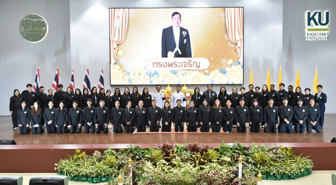 รองอธิการบดีวิทยาเขตกำแพงแสน ร่วมถ่ายภาพกับคณะผู้บริหารคณะอุตสาหกรรมบริการ ในพิธีถวายพระพรชัยมงคล และพิธีถวายสัตย์ปฏิญาณเพื่อเป็นข้าราชการที่ดีและพลังของแผ่นดิน เนื่องในโอกาสวันเฉลิมพระชนมพรรษาพระบาทสมเด็จพระเจ้าอยู่หัว
