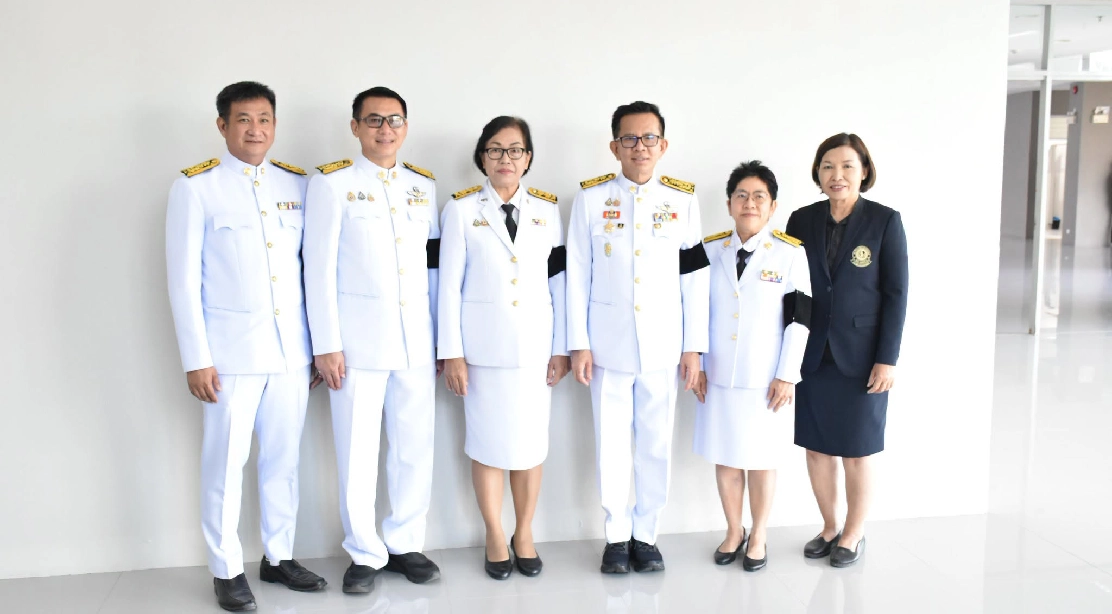 คณบดีคณะอุตสาหกรรมบริการ ถ่ายภาพร่วมกับคณะผู้บริหาร ในพิธีถวายพระพรชัยมงคล และพิธีถวายสัตย์ปฏิญาณเพื่อเป็นข้าราชการที่ดีและพลังของแผ่นดิน เนื่องในโอกาสวันเฉลิมพระชนมพรรษาพระบาทสมเด็จพระเจ้าอยู่หัว