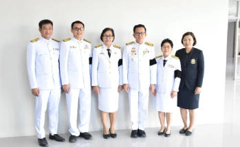 คณบดีคณะอุตสาหกรรมบริการ ถ่ายภาพร่วมกับคณะผู้บริหาร ในพิธีถวายพระพรชัยมงคล และพิธีถวายสัตย์ปฏิญาณเพื่อเป็นข้าราชการที่ดีและพลังของแผ่นดิน เนื่องในโอกาสวันเฉลิมพระชนมพรรษาพระบาทสมเด็จพระเจ้าอยู่หัว