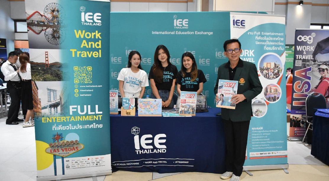 คณบดีคณะอุตสาหกรรมบริการ เยี่ยมชมบูธและถ่ายภาพร่วมกับสถานประกอบการชั้นนำในกิจกรรม Job Fair 2026 ครั้งที่ 7