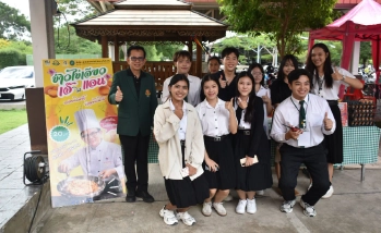 คณบดีคณะอุตสาหกรรมบริการ ถ่ายภาพร่วมกับ "คุณนัท อภิวิชญ์" เป็นที่ระลึกในกิจกรรม Job Fairs 2026 ครั้งที่ 7