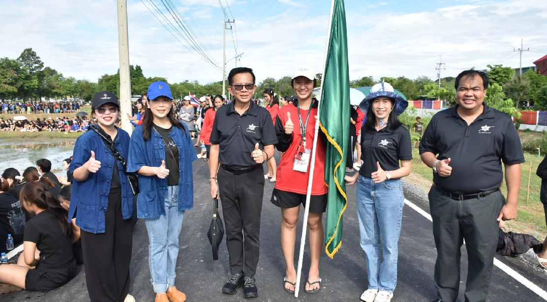 คณบดีคณะอุตสาหกรรมบริการ ถ่ายภาพร่วมกับนายกสโมสรนิสิตฯ ในโครงการปลูกข้าววันแม่ ประจำปี 2569