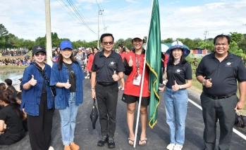 คณบดีคณะอุตสาหกรรมบริการ ถ่ายภาพร่วมกับนายกสโมสรนิสิตฯ ในโครงการปลูกข้าววันแม่ ประจำปี 2569