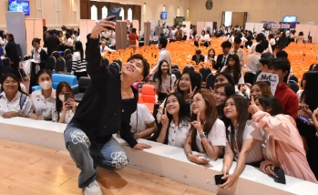 “คุณนัท อภิวิชญ์” อินฟลูเอนเซอร์ชื่อดัง ถ่ายภาพร่วมกับนิสิตคณะอุตสาหกรรมบริการ ในงาน Job Fairs 2026 ครั้งที่ 7