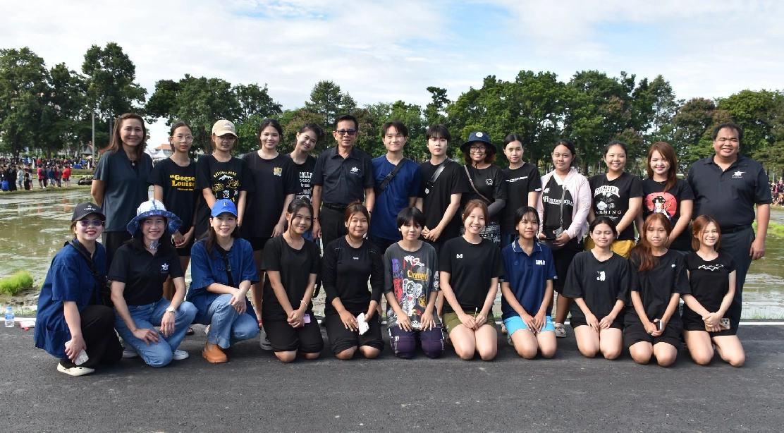 คณบดีคณะอุตสาหกรรมบริการ ถ่ายภาพร่วมกับนิสิตในโครงการปลูกข้าววันแม่ ประจำปี 2569