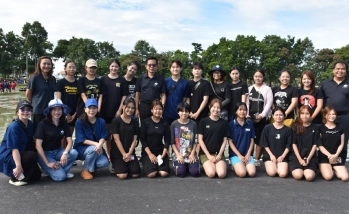 คณบดีคณะอุตสาหกรรมบริการ ถ่ายภาพร่วมกับนิสิตในโครงการปลูกข้าววันแม่ ประจำปี 2569