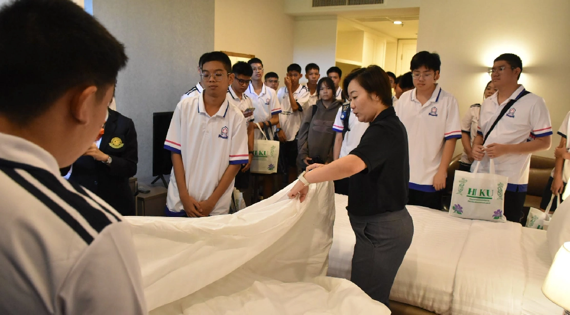 คณะครูและนักเรียนโรงเรียนโพธิสารพิทยากร เข้าเยี่ยมชมห้องปฏิบัติการโรงแรมสำหรับการฝึกภาคปฏิบัติ ในกิจกรรม “ศึกษาดูงานและพัฒนาศักยภาพวิชาชีพ”