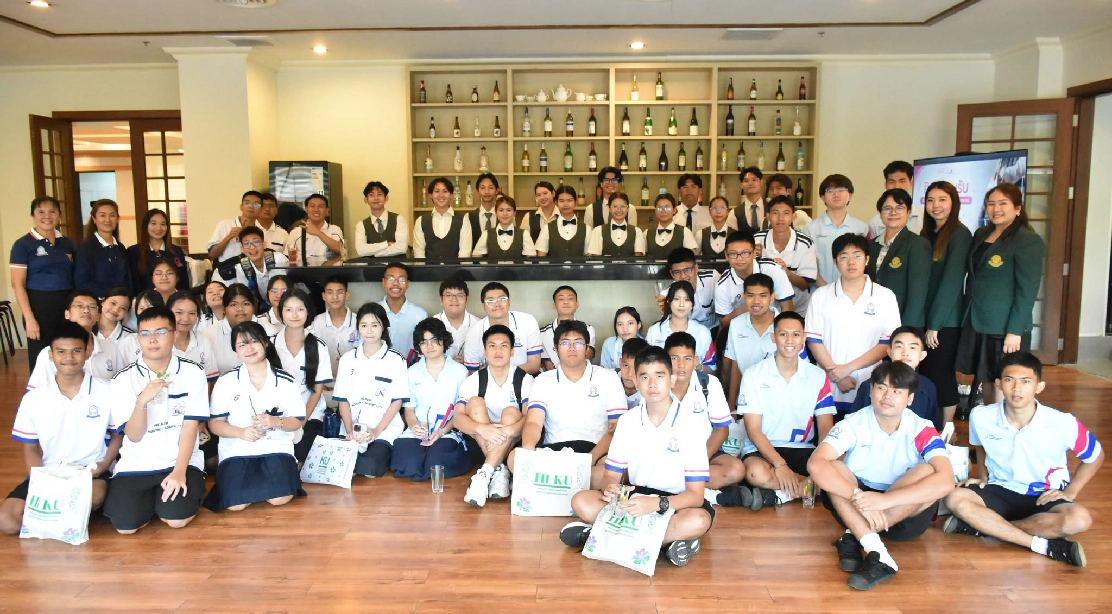 คณะครูและนักเรียนโรงเรียนโพธิสารพิทยากร เข้าเยี่ยมชมห้องปฏิบัติการจำลองภัตตาคาร ร่วมฝึกทักษะการรังสรรค์เครื่องดื่มสูตรพิเศษ ในกิจกรรม “ศึกษาดูงานและพัฒนาศักยภาพวิชาชีพ”