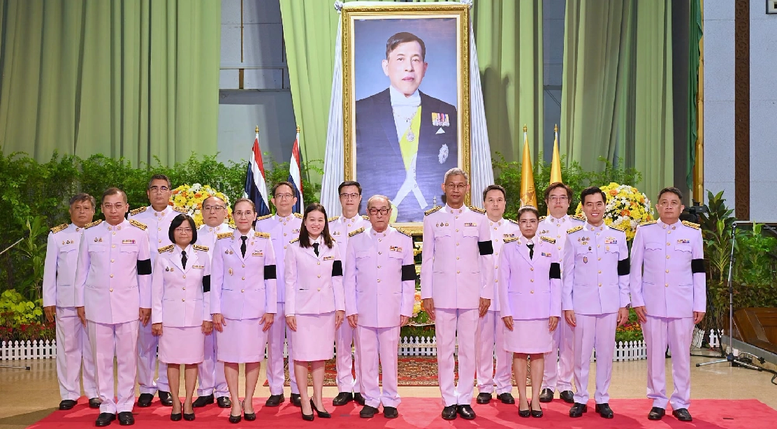 ผู้ช่วยศาสตราจารย์ นายสัตวแพทย์ ดร.คงศักดิ์ เที่ยงธรรม ถ่ายภาพเป็นที่ระลึกร่วมกับนายกสภาฯ กรรมการสภาฯ ผู้ทรงคุณวุฒิ รองอธิการบดี และผู้ช่วยอธิการบดี