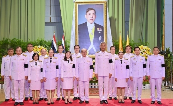 ผู้ช่วยศาสตราจารย์ นายสัตวแพทย์ ดร.คงศักดิ์ เที่ยงธรรม ถ่ายภาพเป็นที่ระลึกร่วมกับนายกสภาฯ กรรมการสภาฯ ผู้ทรงคุณวุฒิ รองอธิการบดี และผู้ช่วยอธิการบดี