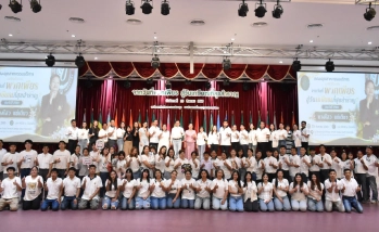 คณบดีคณะอุตสาหกรรมบริการร่วมถ่ายภาพหมู่เป็นที่ระลึกใน โครงการจากวันที่พากเพียร สู่วันเกษียณที่สุขสำราญ ประจำปี 2569