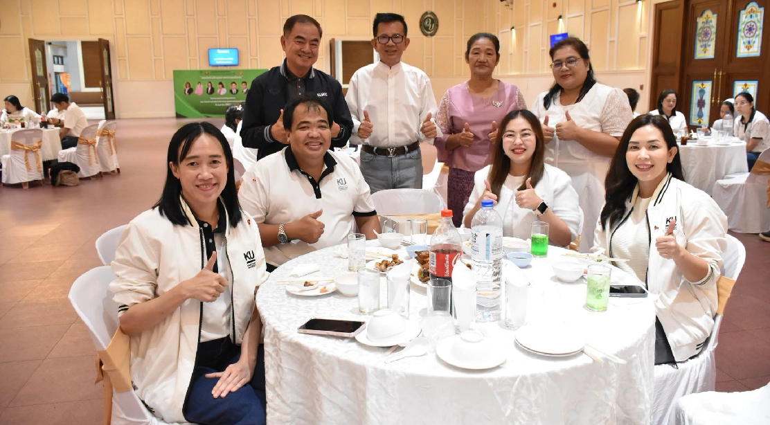คณบดีคณะอุตสาหกรรมบริการ ผู้เกษียณอายุราชการ และแขกผู้ร่วมงาน ร่วมถ่ายภาพเป็นที่ระลึกใน โครงการจากวันที่พากเพียร สู่วันเกษียณที่สุขสำราญ ประจำปี 2569