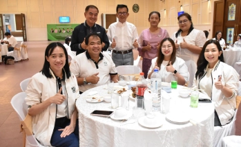 คณบดีคณะอุตสาหกรรมบริการ ผู้เกษียณอายุราชการ และแขกผู้ร่วมงาน ร่วมถ่ายภาพเป็นที่ระลึกใน โครงการจากวันที่พากเพียร สู่วันเกษียณที่สุขสำราญ ประจำปี 2569