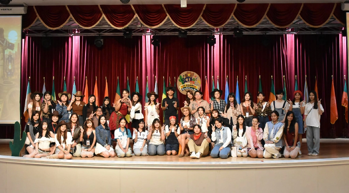 อาจารย์ที่ปรึกษาถ่ายภาพหมู่ร่วมกับนิสิตในโครงการสานสัมพันธ์น้องพี่ท่องเที่ยวสร้างสรรค์ SCTB &amp; TR: Hi YEEHAW! Boots On! Cowboy Night