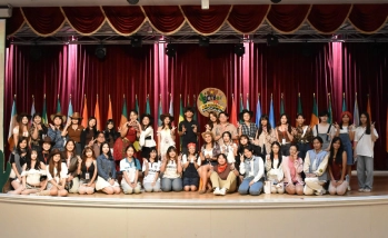 อาจารย์ที่ปรึกษาถ่ายภาพหมู่ร่วมกับนิสิตในโครงการสานสัมพันธ์น้องพี่ท่องเที่ยวสร้างสรรค์ SCTB &amp; TR: Hi YEEHAW! Boots On! Cowboy Night