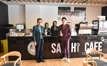 คุณธาดา แสงกำพลี ได้เยี่ยมชมและถ่ายภาพ ณ Say HI Café  คณะอุตสาหกรรม