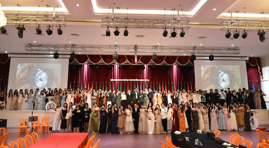 คณบดีคณะอุตสาหกรรมบริการ ถ่ายภาพร่วมกับอาจารย์และนิสิตในกิจกรรมอำลารุ่นพี่ ESI ประจำปีการศึกษา 2569