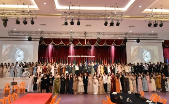 คณบดีคณะอุตสาหกรรมบริการ ถ่ายภาพร่วมกับอาจารย์และนิสิตในกิจกรรมอำลารุ่นพี่ ESI ประจำปีการศึกษา 2569