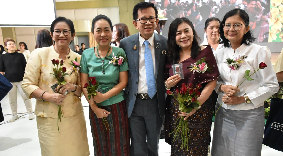 คณบดีคณะอุตสาหกรรมบริการ ร่วมมอบของที่ระลึกและถ่ายภาพแสดงความยินดีแก่ผู้เกษียณอายุราชการ ในพิธีมุทิตาจิต มก.กำแพงแสน ประจำปี 2569