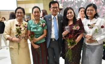 คณบดีคณะอุตสาหกรรมบริการ ร่วมมอบของที่ระลึกและถ่ายภาพแสดงความยินดีแก่ผู้เกษียณอายุราชการ ในพิธีมุทิตาจิต มก.กำแพงแสน ประจำปี 2569