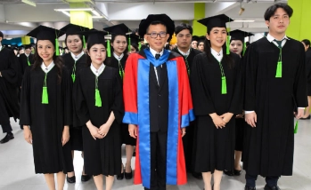 รองศาสตราจารย์ ดร.อนามัย ดำเนตร ร่วมถ่ายภาพและแสดงความยินดีแก่บัณฑิต คณะอุตสาหกรรมบริการ ในการฝึกซ้อมย่อยและซ้อมใหญ่พิธีพระราชทานปริญญาบัตร 