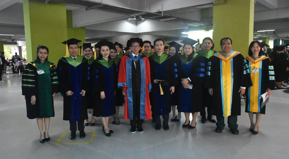รองศาสตราจารย์ ดร.อนามัย ดำเนตร ร่วมถ่ายภาพและแสดงความยินดีแก่มหาบัณฑิต และดุษฎีบัณฑิต คณะอุตสาหกรรมบริการ ในการฝึกซ้อมย่อยและซ้อมใหญ่พิธีพระราชทานปริญญาบัตร ประจำปีการศึกษา 2568