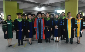 รองศาสตราจารย์ ดร.อนามัย ดำเนตร ร่วมถ่ายภาพและแสดงความยินดีแก่มหาบัณฑิต และดุษฎีบัณฑิต คณะอุตสาหกรรมบริการ ในการฝึกซ้อมย่อยและซ้อมใหญ่พิธีพระราชทานปริญญาบัตร ประจำปีการศึกษา 2568