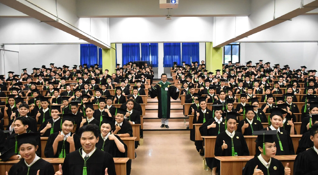 รองศาสตราจารย์ ดร.อนามัย ดำเนตร ร่วมถ่ายภาพและแสดงความยินดีแก่บัณฑิต คณะอุตสาหกรรมบริการ ในพิธีพระราชทานปริญญาบัตร ประจำปีการศึกษา 2568