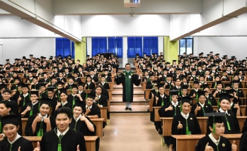 รองศาสตราจารย์ ดร.อนามัย ดำเนตร ร่วมถ่ายภาพและแสดงความยินดีแก่บัณฑิต คณะอุตสาหกรรมบริการ ในพิธีพระราชทานปริญญาบัตร ประจำปีการศึกษา 2568