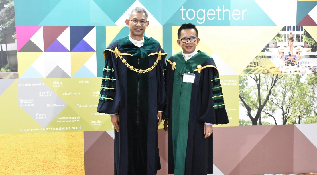 อธิการบดี ร่วมถ่ายภาพกับ คณบดีคณะอุตสาหกรรมบริการ ในพิธีพระราชทานปริญญาบัตร ประจำปีการศึกษา 2568