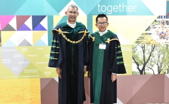 อธิการบดี ร่วมถ่ายภาพกับ คณบดีคณะอุตสาหกรรมบริการ ในพิธีพระราชทานปริญญาบัตร ประจำปีการศึกษา 2568