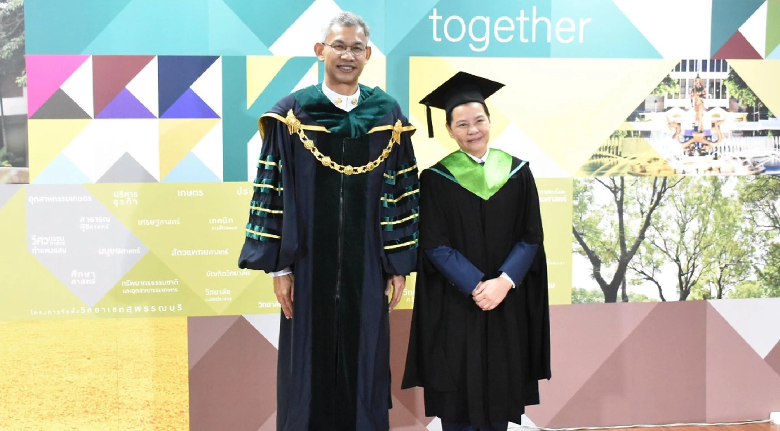 อธิการบดี ร่วมถ่ายภาพ และแสดงความยินดีแก่มหาบัณฑิต คณะอุตสาหกรรมบริการ ในพิธีพระราชทานปริญญาบัตร ประจำปีการศึกษา 2568