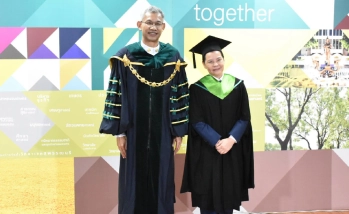 อธิการบดี ร่วมถ่ายภาพ และแสดงความยินดีแก่มหาบัณฑิต คณะอุตสาหกรรมบริการ ในพิธีพระราชทานปริญญาบัตร ประจำปีการศึกษา 2568