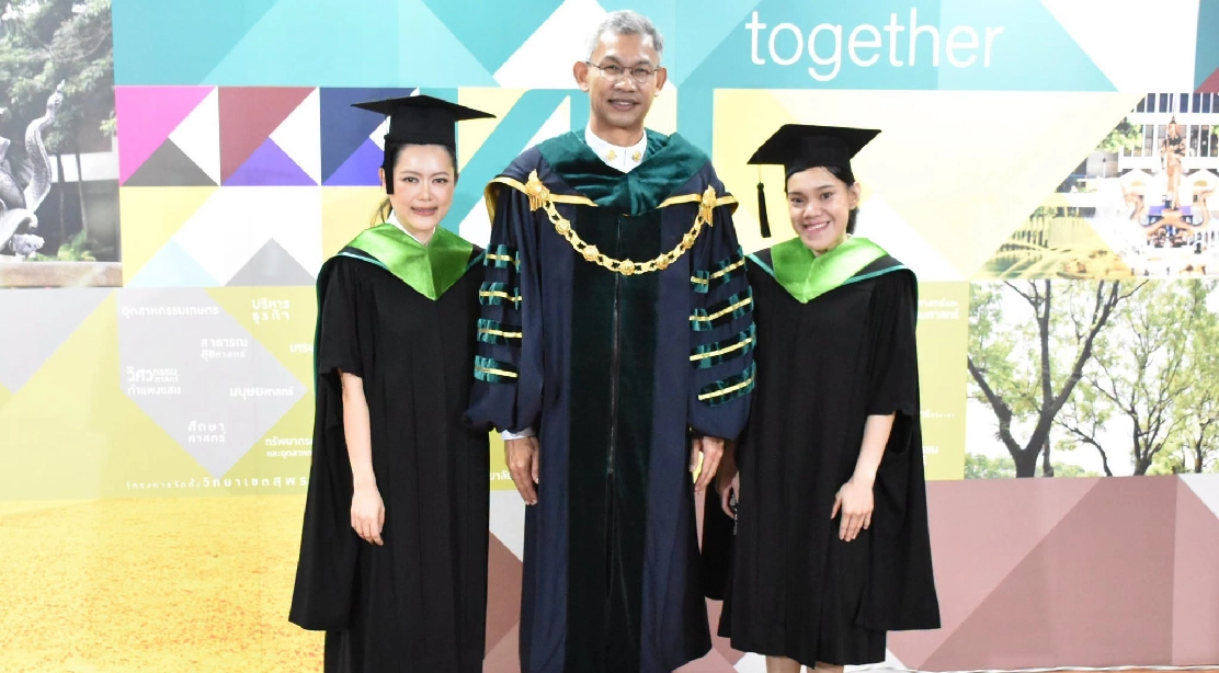 อธิการบดี ร่วมถ่ายภาพ และแสดงความยินดีแก่มหาบัณฑิต คณะอุตสาหกรรมบริการ ในพิธีพระราชทานปริญญาบัตร ประจำปีการศึกษา 2568