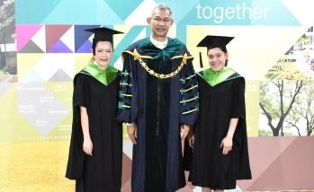 อธิการบดี ร่วมถ่ายภาพ และแสดงความยินดีแก่มหาบัณฑิต คณะอุตสาหกรรมบริการ ในพิธีพระราชทานปริญญาบัตร ประจำปีการศึกษา 2568