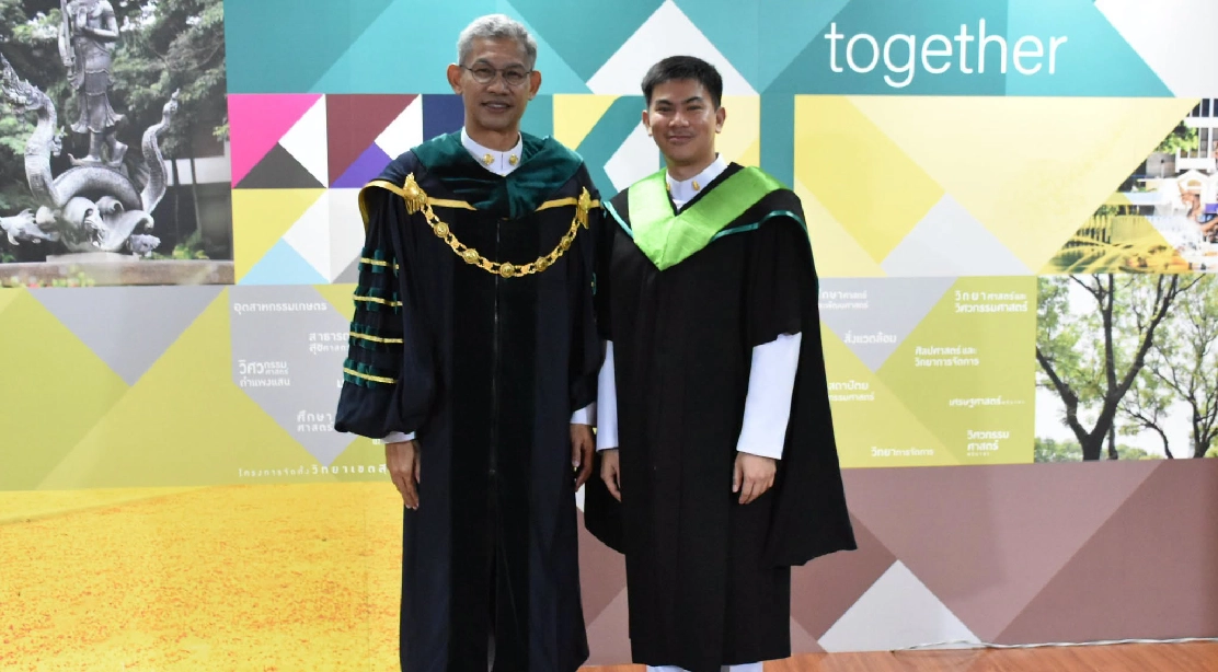 อธิการบดี ร่วมถ่ายภาพ และแสดงความยินดีแก่มหาบัณฑิต คณะอุตสาหกรรมบริการ ในพิธีพระราชทานปริญญาบัตร ประจำปีการศึกษา 2568