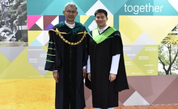 อธิการบดี ร่วมถ่ายภาพ และแสดงความยินดีแก่มหาบัณฑิต คณะอุตสาหกรรมบริการ ในพิธีพระราชทานปริญญาบัตร ประจำปีการศึกษา 2568