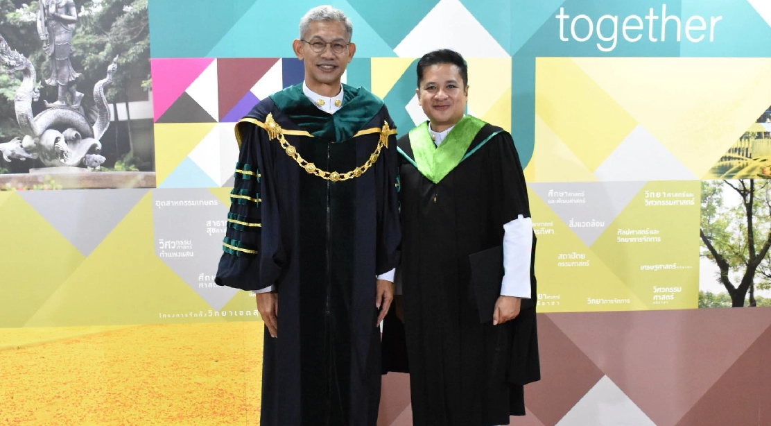 อธิการบดี ร่วมถ่ายภาพ และแสดงความยินดีแก่มหาบัณฑิต คณะอุตสาหกรรมบริการ ในพิธีพระราชทานปริญญาบัตร ประจำปีการศึกษา 2568