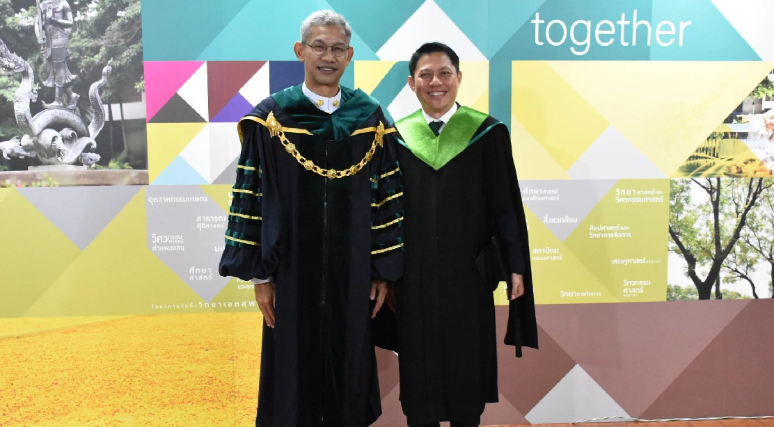 อธิการบดี ร่วมถ่ายภาพ และแสดงความยินดีแก่มหาบัณฑิต คณะอุตสาหกรรมบริการ ในพิธีพระราชทานปริญญาบัตร ประจำปีการศึกษา 2568