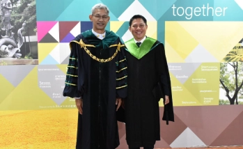 อธิการบดี ร่วมถ่ายภาพ และแสดงความยินดีแก่มหาบัณฑิต คณะอุตสาหกรรมบริการ ในพิธีพระราชทานปริญญาบัตร ประจำปีการศึกษา 2568