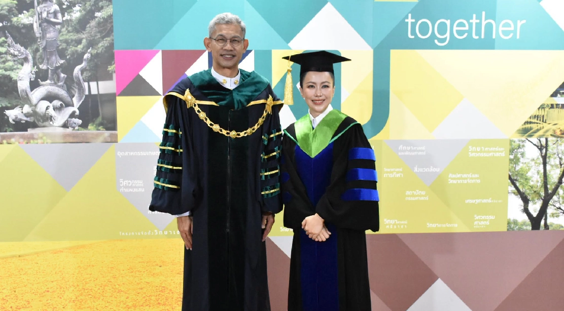 อธิการบดี ร่วมถ่ายภาพ และแสดงความยินดีแก่ดุษฎีบัณฑิต คณะอุตสาหกรรมบริการ ในพิธีพระราชทานปริญญาบัตร ประจำปีการศึกษา 2568