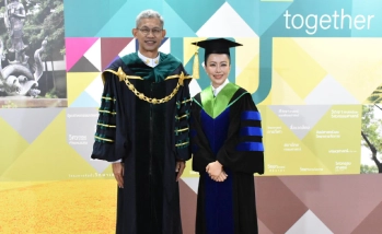อธิการบดี ร่วมถ่ายภาพ และแสดงความยินดีแก่ดุษฎีบัณฑิต คณะอุตสาหกรรมบริการ ในพิธีพระราชทานปริญญาบัตร ประจำปีการศึกษา 2568