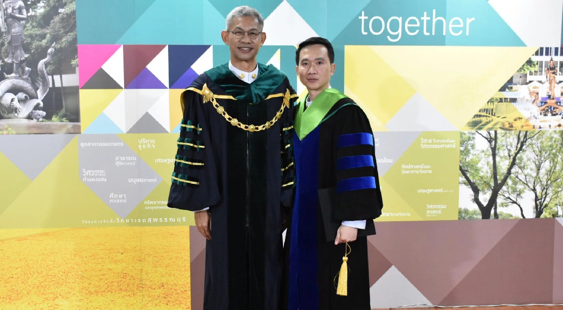 อธิการบดี ร่วมถ่ายภาพ และแสดงความยินดีแก่ดุษฎีบัณฑิต คณะอุตสาหกรรมบริการ ในพิธีพระราชทานปริญญาบัตร ประจำปีการศึกษา 2568