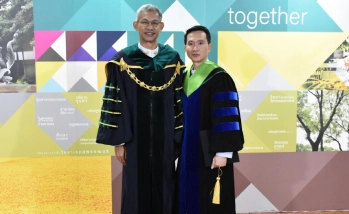อธิการบดี ร่วมถ่ายภาพ และแสดงความยินดีแก่ดุษฎีบัณฑิต คณะอุตสาหกรรมบริการ ในพิธีพระราชทานปริญญาบัตร ประจำปีการศึกษา 2568