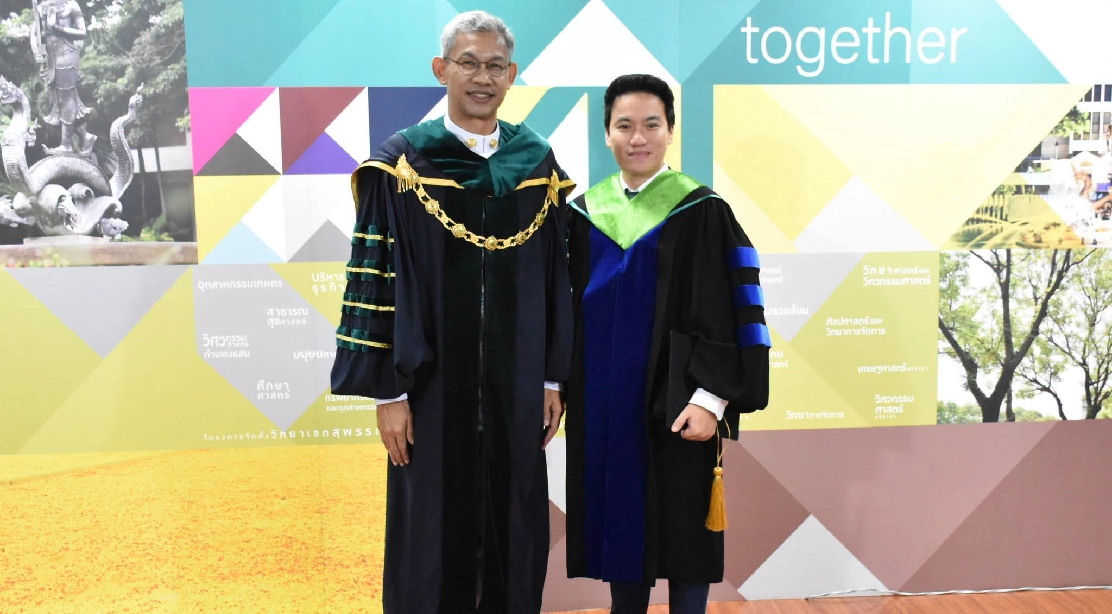 อธิการบดี ร่วมถ่ายภาพ และแสดงความยินดีแก่ดุษฎีบัณฑิต คณะอุตสาหกรรมบริการ ในพิธีพระราชทานปริญญาบัตร ประจำปีการศึกษา 2568