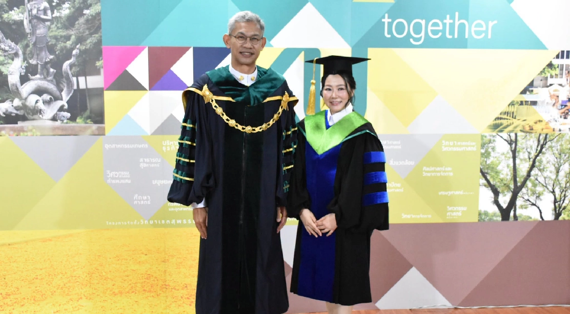 อธิการบดี ร่วมถ่ายภาพ และแสดงความยินดีแก่ดุษฎีบัณฑิต คณะอุตสาหกรรมบริการ ในพิธีพระราชทานปริญญาบัตร ประจำปีการศึกษา 2568