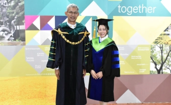 อธิการบดี ร่วมถ่ายภาพ และแสดงความยินดีแก่ดุษฎีบัณฑิต คณะอุตสาหกรรมบริการ ในพิธีพระราชทานปริญญาบัตร ประจำปีการศึกษา 2568