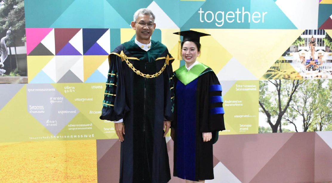อธิการบดี ร่วมถ่ายภาพ และแสดงความยินดีแก่ดุษฎีบัณฑิต คณะอุตสาหกรรมบริการ ในพิธีพระราชทานปริญญาบัตร ประจำปีการศึกษา 2568
